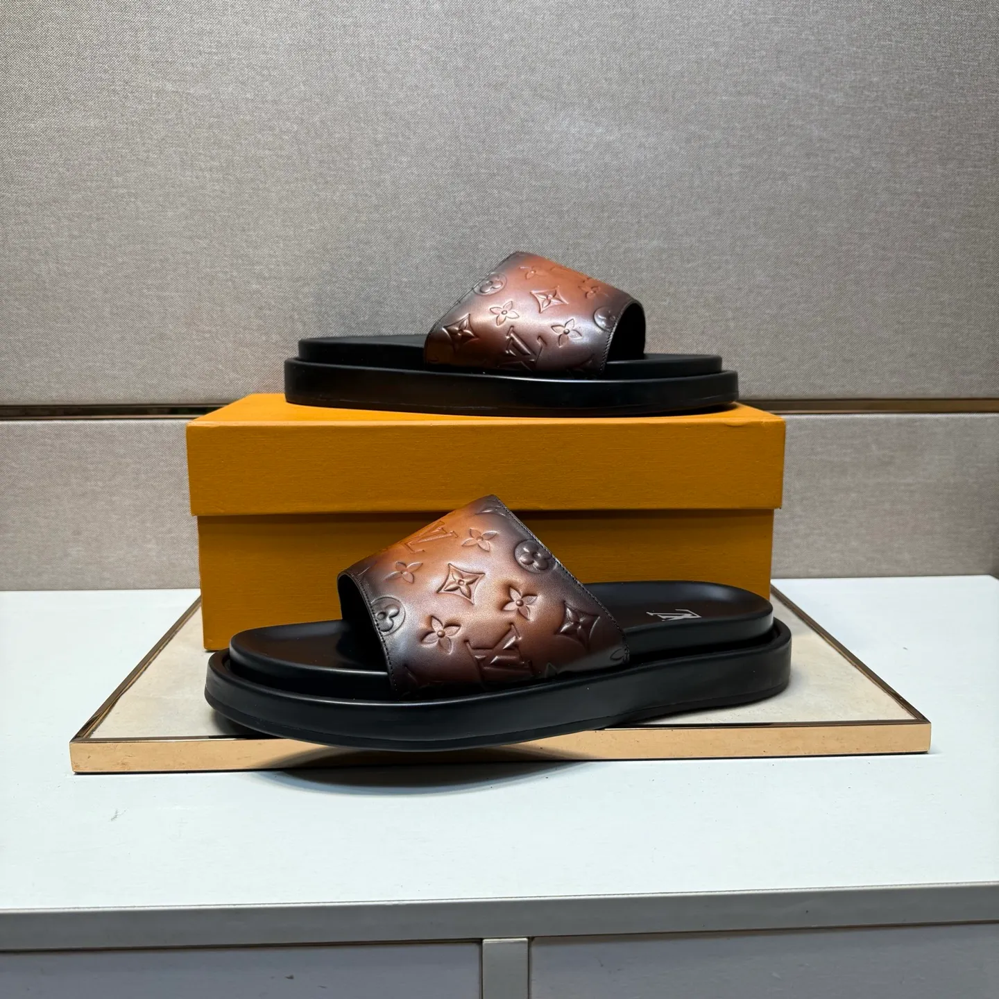⬛️Men's shoes 💰p400 [LV～] Men's casual slippers 2025z cabinet sales simultaneously 🔶Size: 39-44#️⃣ 🔷4 colors🔜The upper is made of cowhide stitching➕Genuine leather lining, comfortable and breathable, sole: original comfortable and wear-resistant outsole, ⚠️Real 📱Photographed🎬The real thing is better📢📢📢